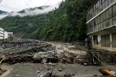 中国四川省で土石流が相次ぐ、9人死亡 10万人避難