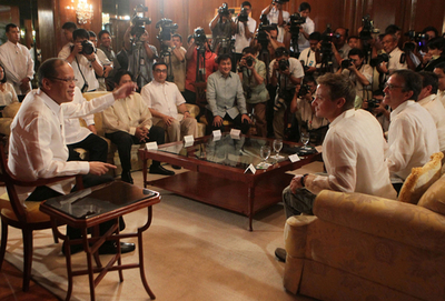 米俳優ジェレミー・レナー、アキノ比大統領を表敬訪問