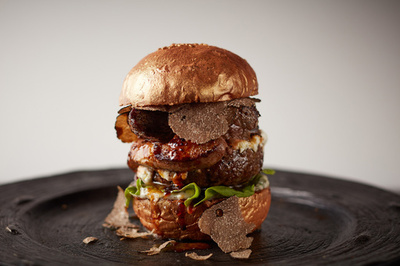 金箔入りのバンズが煌びやか！ 「グランド ハイアット 東京」マンスリーハンバーガー