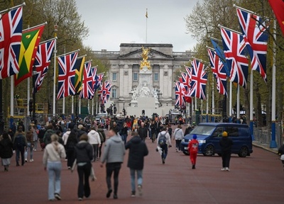 英バッキンガム宮殿に銃の実包投げ入れ 男を逮捕