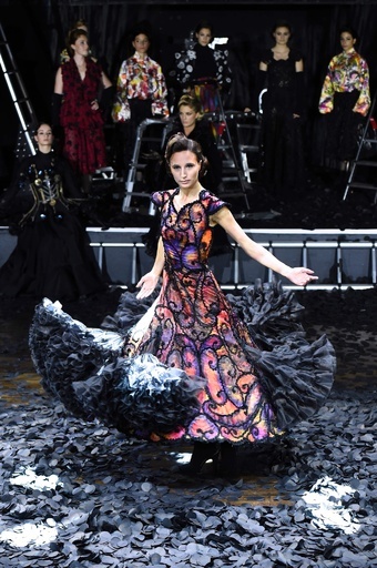 「フランク・ソルビエ」17/18年秋冬パリ・オートクチュール