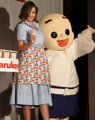 ミランダ・カー、エプロン姿でマルコメ君と共演 都内