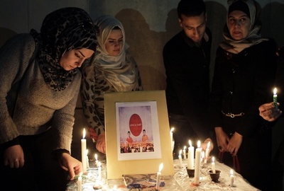 ヨルダン住民が後藤さんら追悼集会、ろうそく持ち大使館前に