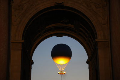 【今日の1枚】凱旋門の先に聖火が揺れる 仏