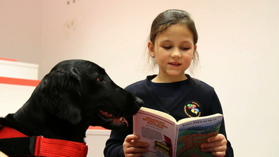 「上手に読めたね」セラピー犬が子どもの読書の力に リトアニア