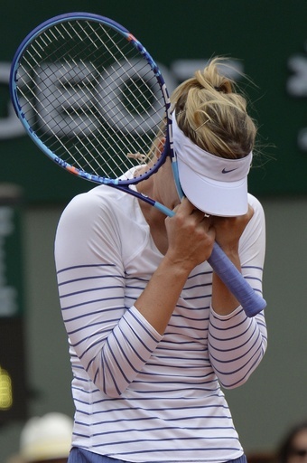 シャラポワ16強、勝利に涙しかける 全仏オープン