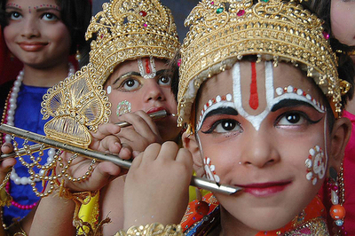 ヒンズー教徒、クリシュナ神の聖誕祭を祝う