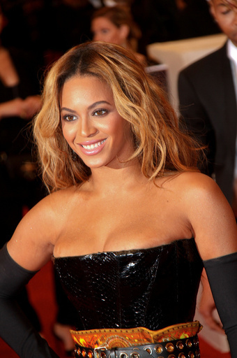 ビヨンセ、スーパーボウル衣装で故M・ジャクソンにオマージュ