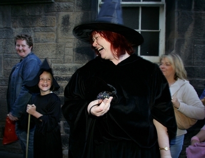 「魔女求む」の広告に応募者殺到、英国