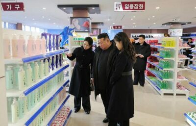 北朝鮮の金正恩総書記の妻、6カ月ぶりに公の場へ…報道は「娘」に焦点