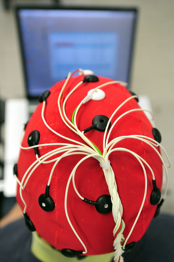 念じると動く車いす、ミラノ工科大学が発表