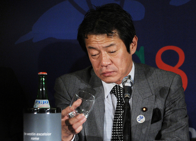 中川財務・金融相が辞任、｢予算通過後に｣から一転