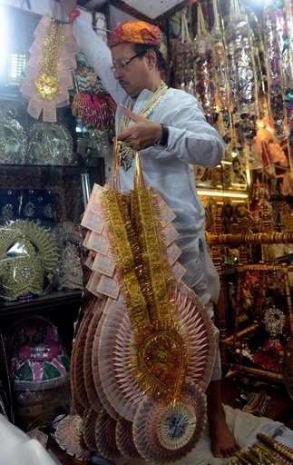 ルピー安で紙切れ同然？ルピー紙幣が「花飾り」に インド