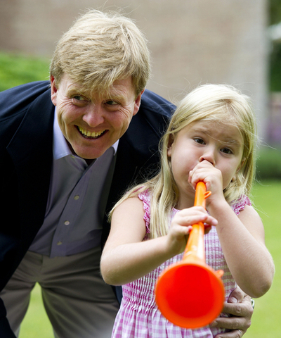 ブブゼラ吹くオランダ王女、サッカーW杯オランダ代表を応援