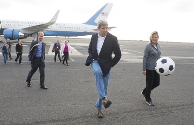 給油時間にリラックス、空港でボールを蹴るケリー米国務長官