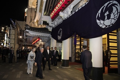 天皇・皇后両陛下、歌舞伎を鑑賞