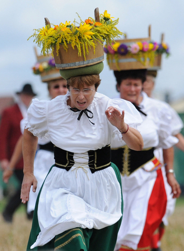 頭にバケツ乗せてレース、ドイツ南部で15世紀から続く伝統行事