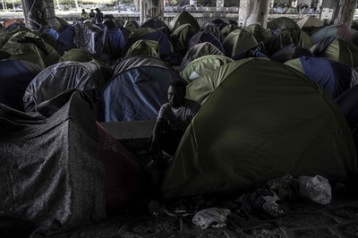 仏下院で新移民法案可決、勾留期間延長など盛り込む 与党内に亀裂