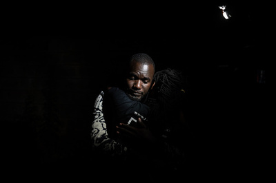 【今日の1枚】「……！」 ナイロビの襲撃現場から決死の避難