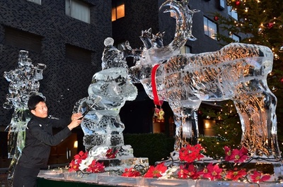 サンタとトナカイの氷の彫刻、都内のホテル