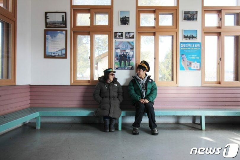 軍威化本駅では小道具を活用して駅舎内で面白い写真撮影も可能だ＝韓国観光公社提供(c)news1