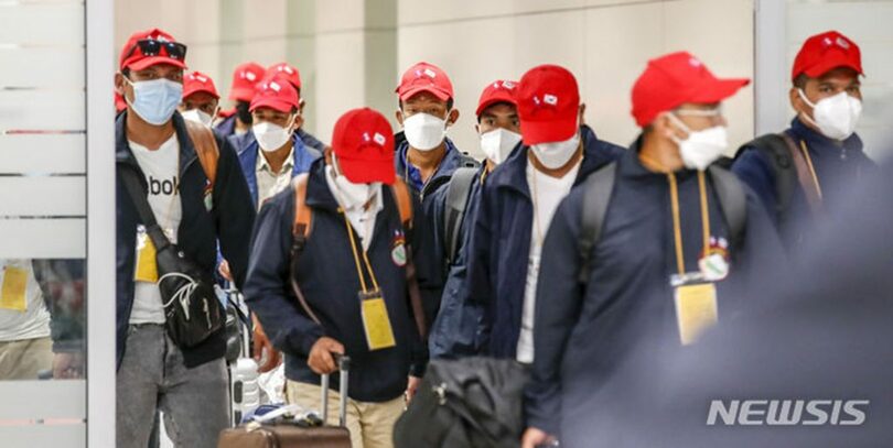 仁川国際空港第2ターミナルの到着ロビーに入る外国人労働者＝2023年6月20日(c)NEWSIS