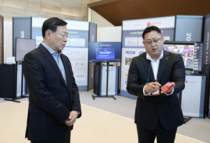 ロッテケミカルのシステムについて説明を受けるシン・ドンビン会長（左）＝ロッテホールディングス(c)KOREA WAVE