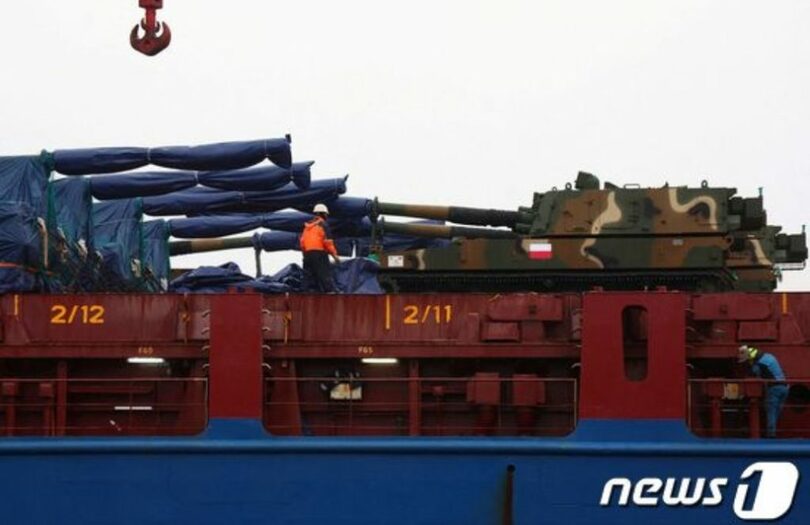 ポーランドのグディニア港に韓国製K2戦車とK9自走砲が初上陸を知らせた(c)ロイター/news1