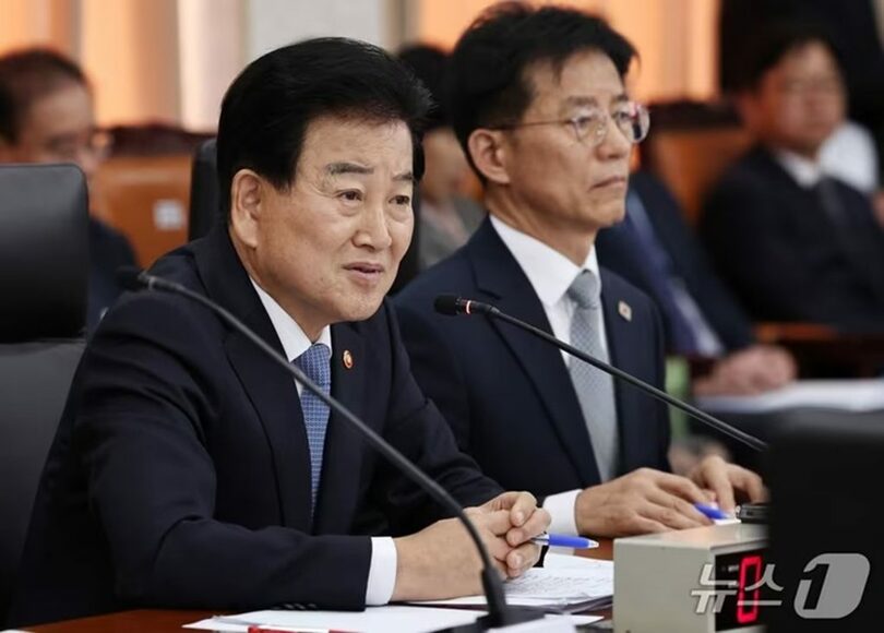 国会外交統一委員会の国政監査で答弁するチョン・ドンヨン（鄭東泳）統一相＝10月7日、ソウル(c)news1