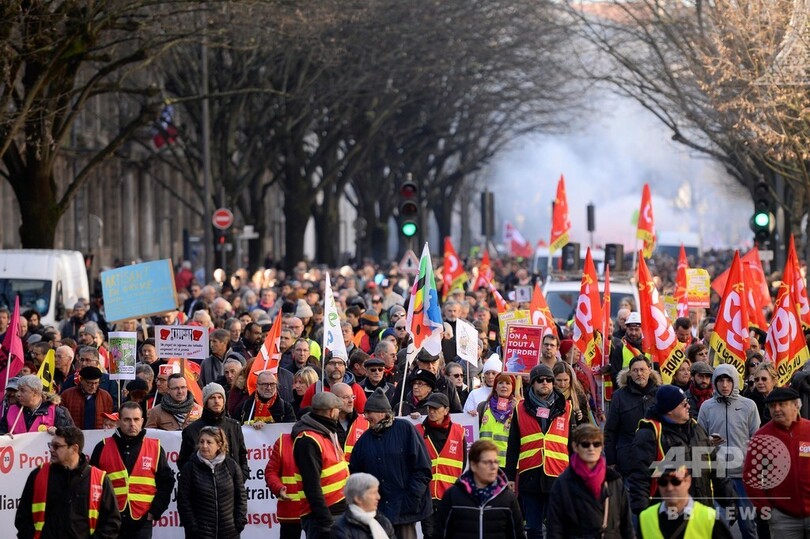 フランス全土でスト、年金改革の抗議デモに150万人