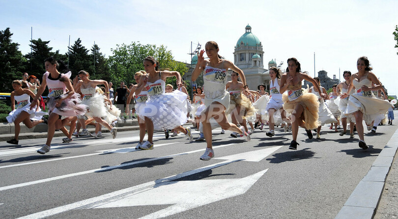 「花嫁」たちが猛ダッシュ！恒例のウエディングドレス・レース セルビア