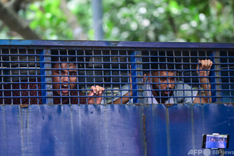 【今日の1枚】デモ隊を車両に拘束、学生に多数の犠牲者 バングラデシュ