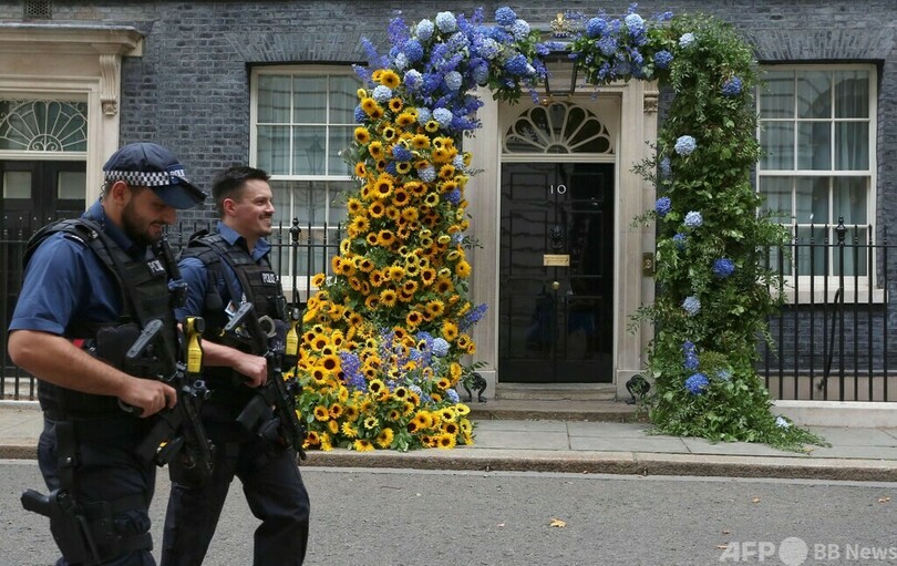 ラリーも満足？ 英首相官邸にウクライナカラーのアーチが登場