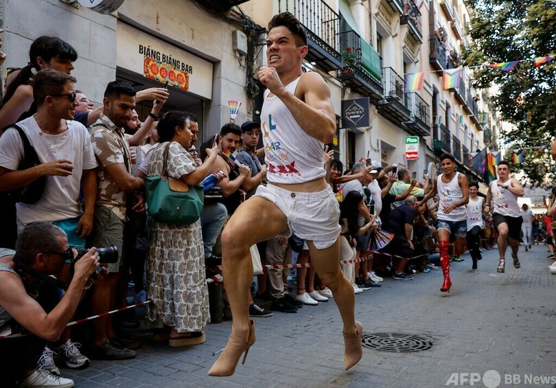 【今日の1枚】ハイヒールで全力疾走、人気の恒例レース スペイン