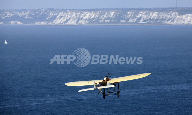「ブレリオ11」復元機がドーバー海峡を横断、初の海峡横断飛行100周年を記念