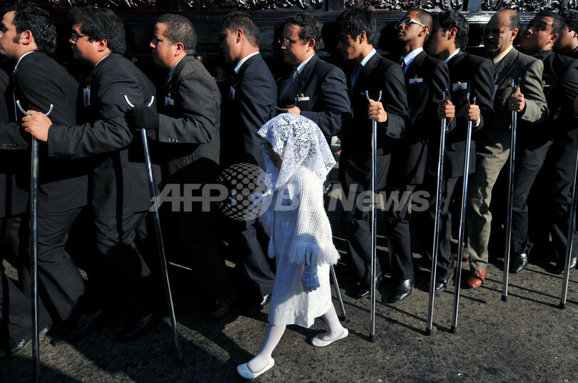 クリスマスシーズンの幕開け、グアテマラで無原罪マリア行列