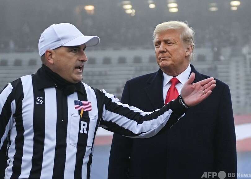 トランプ米大統領、アメフト陸海軍対抗戦に出席