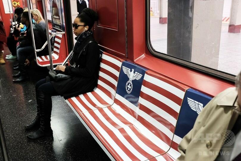 旭日旗とナチスのデザインで物議、アマゾンがNY地下鉄の広告撤去