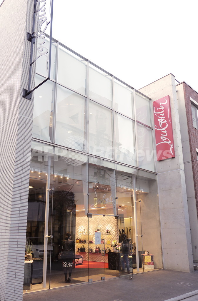 「クリスチャン ルブタン」、青山に旗艦店4日オープン