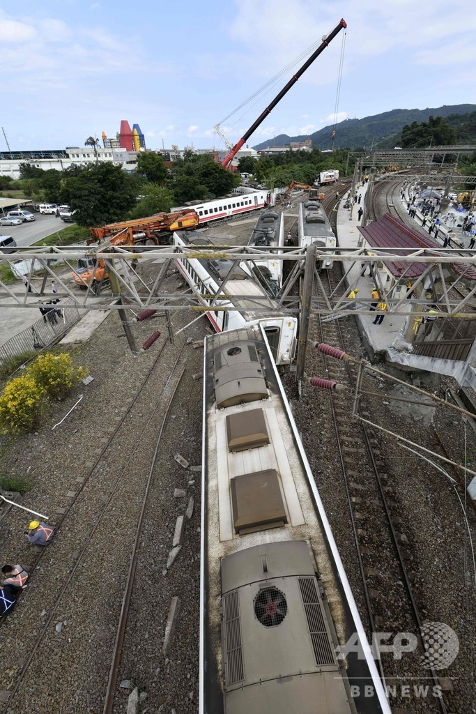 蔡総統、列車脱線の原因究明を指示、現場を視察
