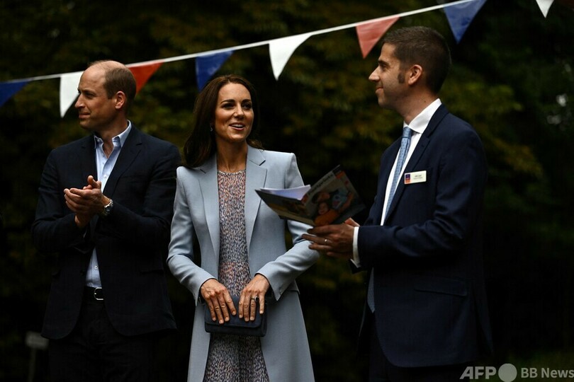 ウィリアム英王子夫妻、地方訪問 ボール蹴る姿も