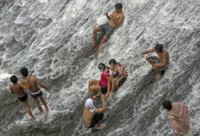 これが本当の流れるプール!? フィリピンの暑さ対策