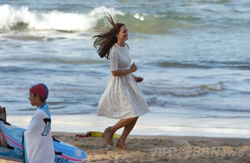 砂浜を駆けるキャサリン妃、豪シドニー