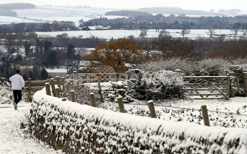 英国に初雪、あたり一面が銀世界