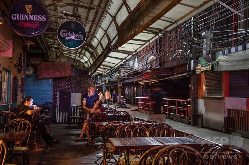 国王死去のタイ、服喪で歓楽街を強制早じまい 兵士ら見回り