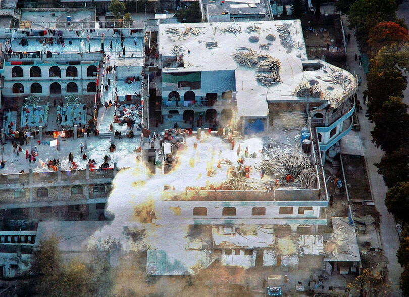 モスクに強行突入したパキスタン治安部隊が、女性27人、子ども3人を救出