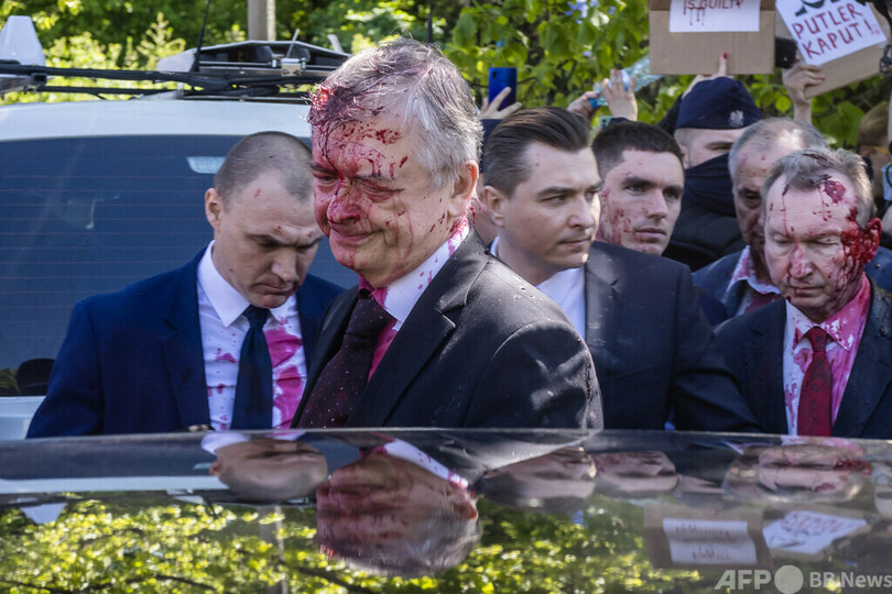 在ロシア・ポーランド大使館に赤いペンキ モスクワ