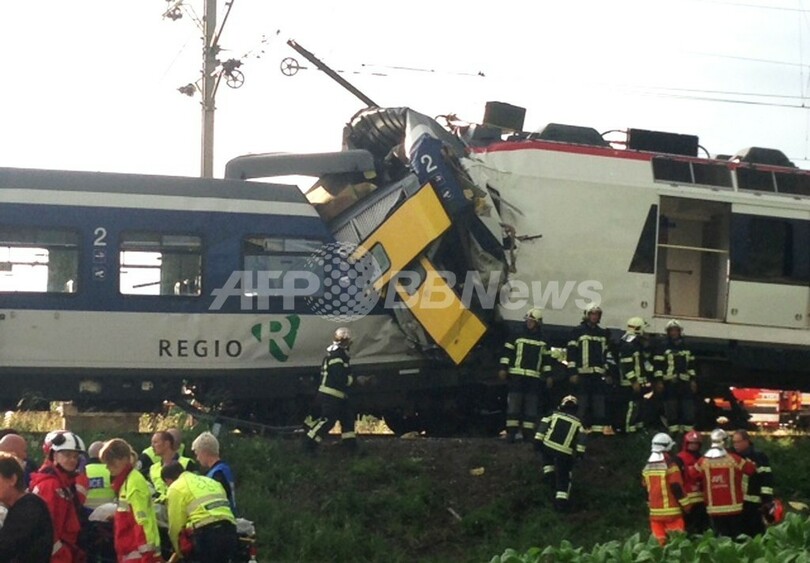 スイス西部で列車が正面衝突、乗客35人負傷