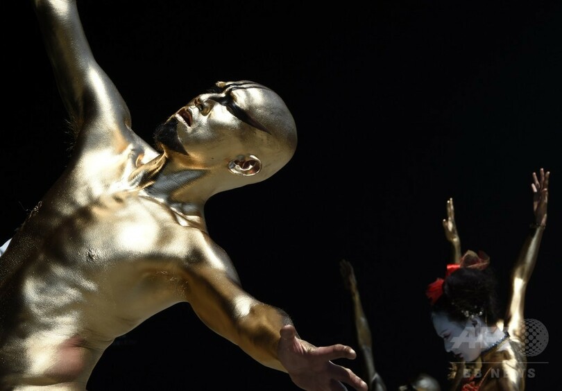 豪快な火吹きパフォーマンスやダンスで魅了、都内大道芸イベント