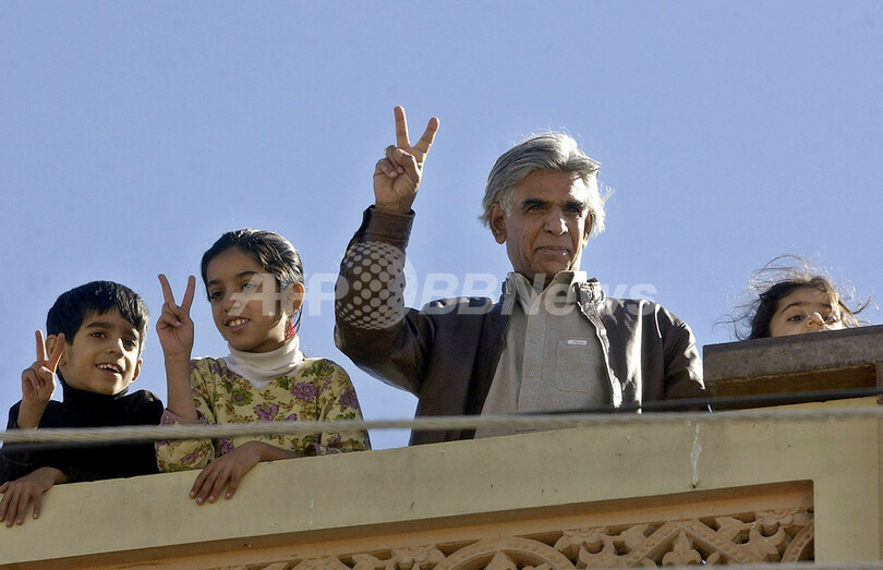 司法関係者らが大統領退陣と元最高裁長官の解放求めデモ、パキスタン